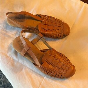 Comfortiva Women's Brown Woven leather Hurarches Sandals. Wedge heel. 7 med.
